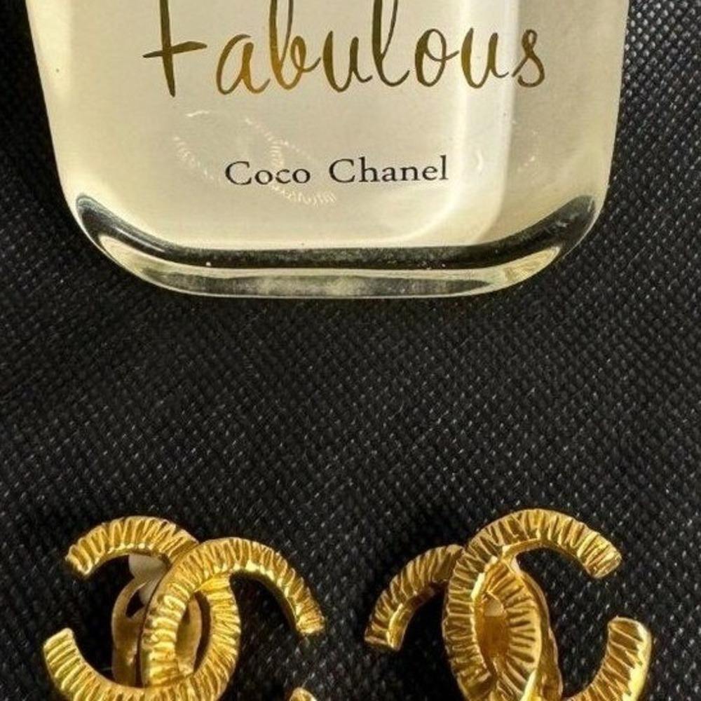 Chanel Vintage 24k Gold Plated Chanel CC Clip On Earrings with COA 3rd party - Picture 2 of 10